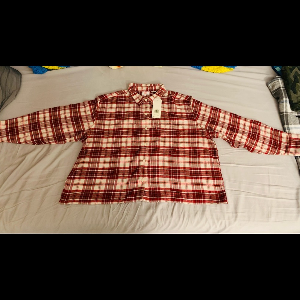 COPY - Women’s Levi’s cropped button down flannel in size xl